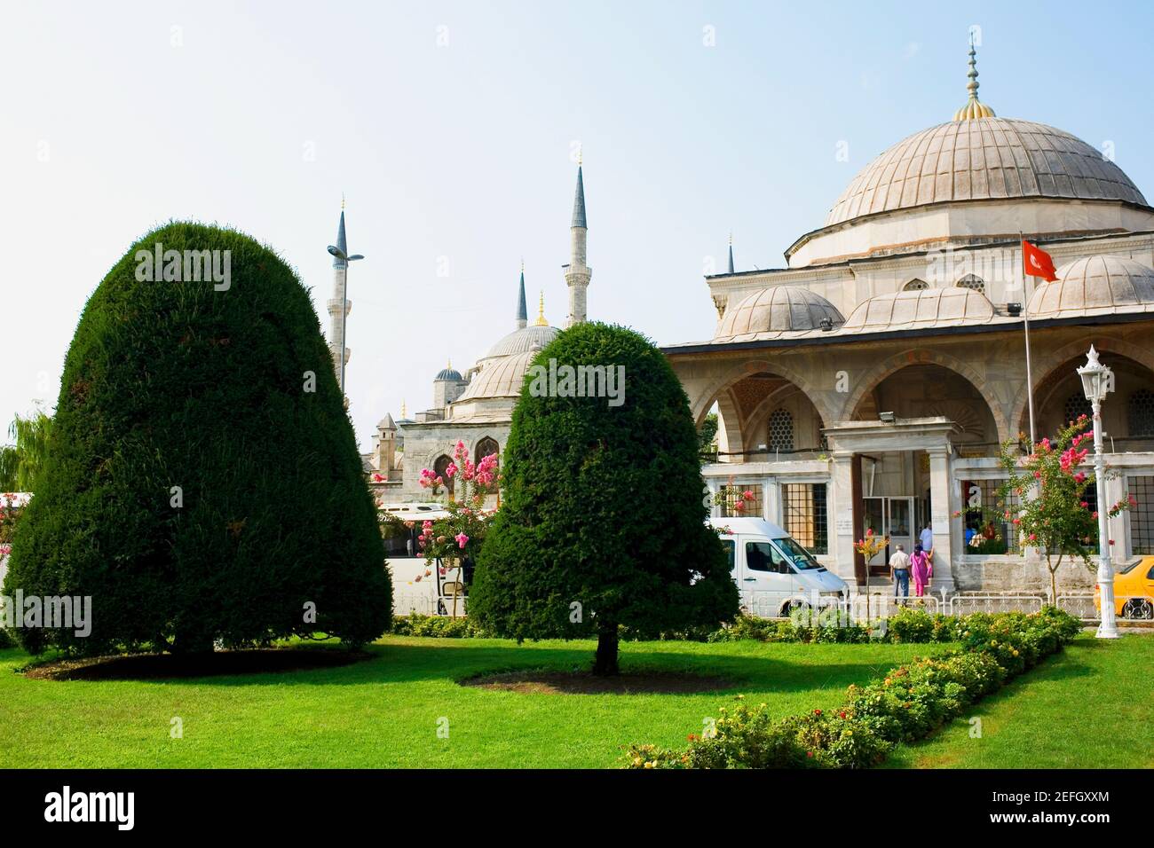Jardin formel en face d'un bâtiment, Istanbul, Turquie Banque D'Images