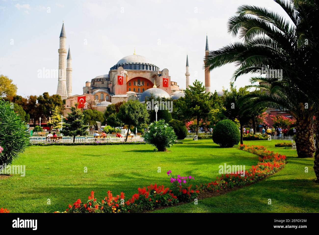 Jardin formel en face de la mosquée, Aya Sofya, Istanbul, Turquie Banque D'Images