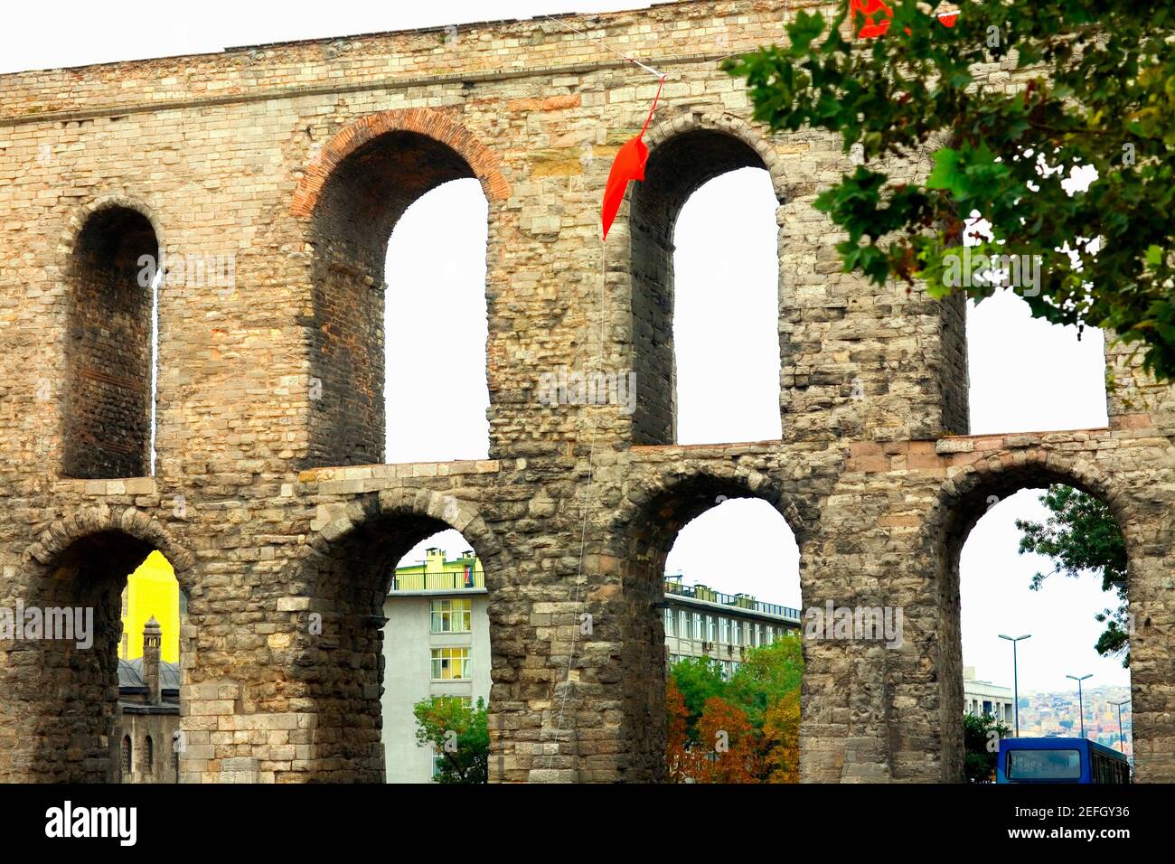 Vue à angle bas d'un aqueduc, aqueduc de Valens, Istanbul, Turquie Banque D'Images