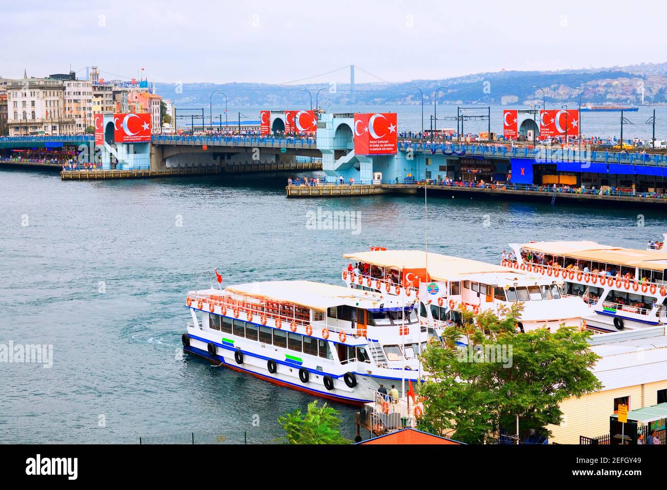 Vue en grand angle des bateaux de plaisance sur le quai, Istanbul, Turquie Banque D'Images