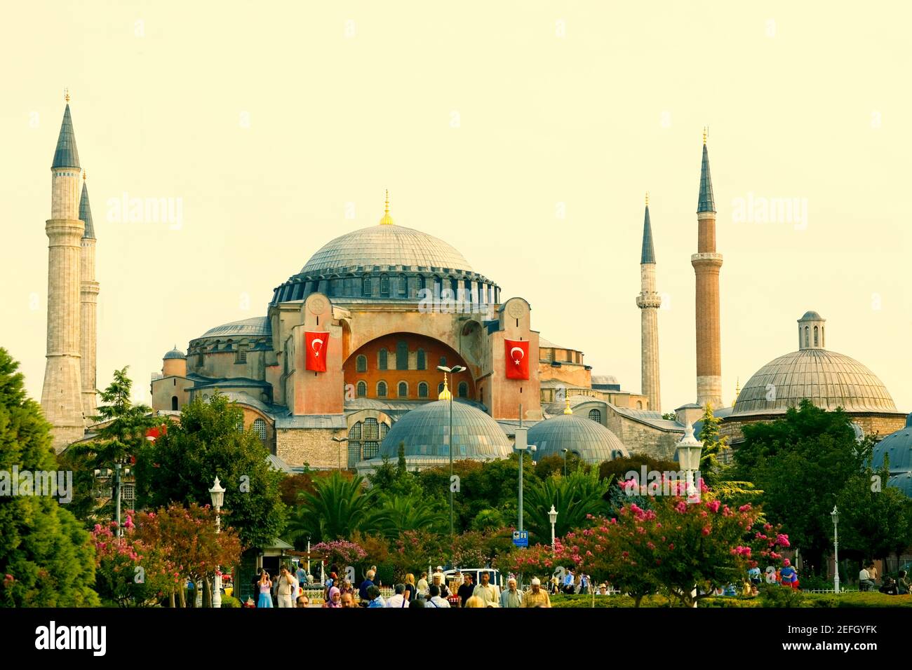 Touristes devant une mosquée, Aya Sofya, Istanbul, Turquie Banque D'Images