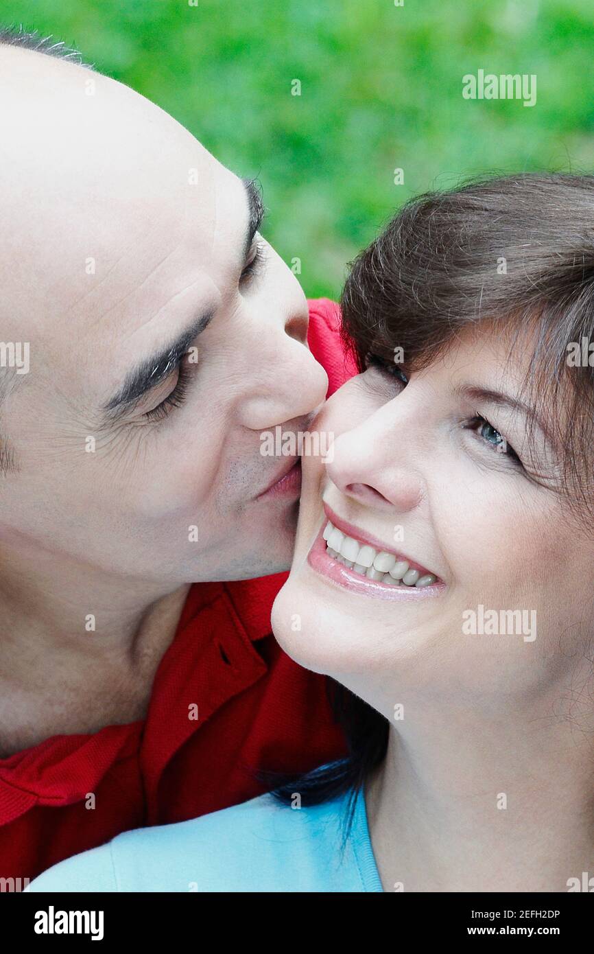 Gros plan d'un homme mûr embrassant une femme mûre souriant Banque D'Images