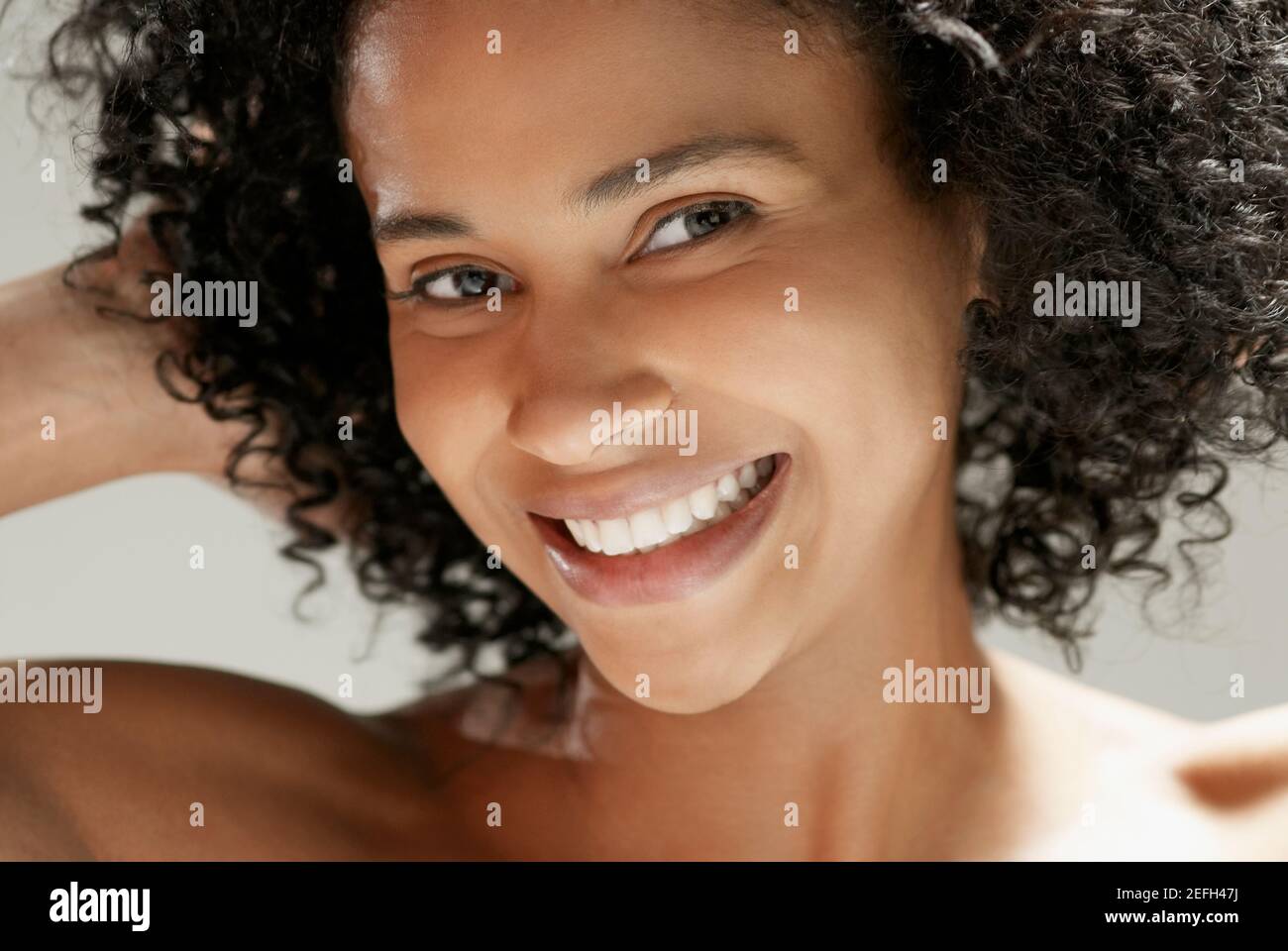Portrait of a young woman smiling Banque D'Images