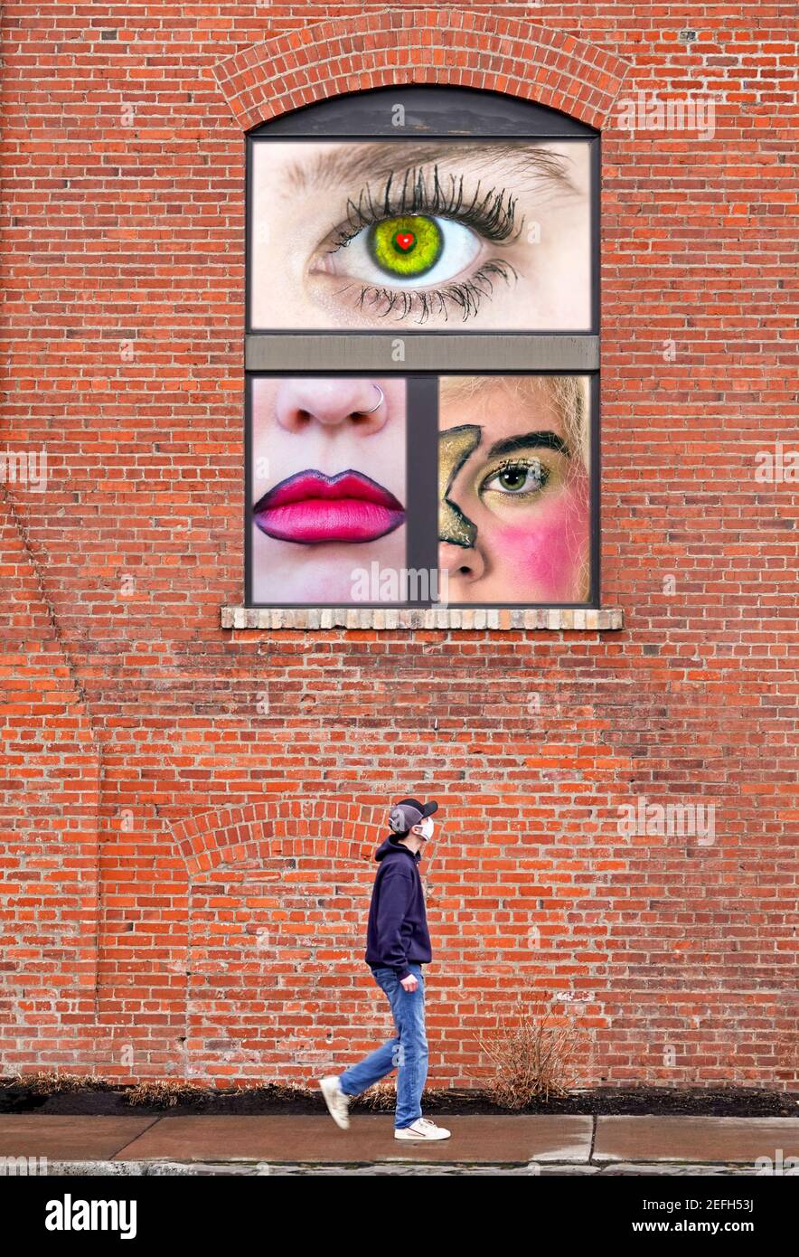 Je vous regarde. Un homme marche sous une fenêtre tandis qu'une femme regarde d'en haut. Image composite. Banque D'Images