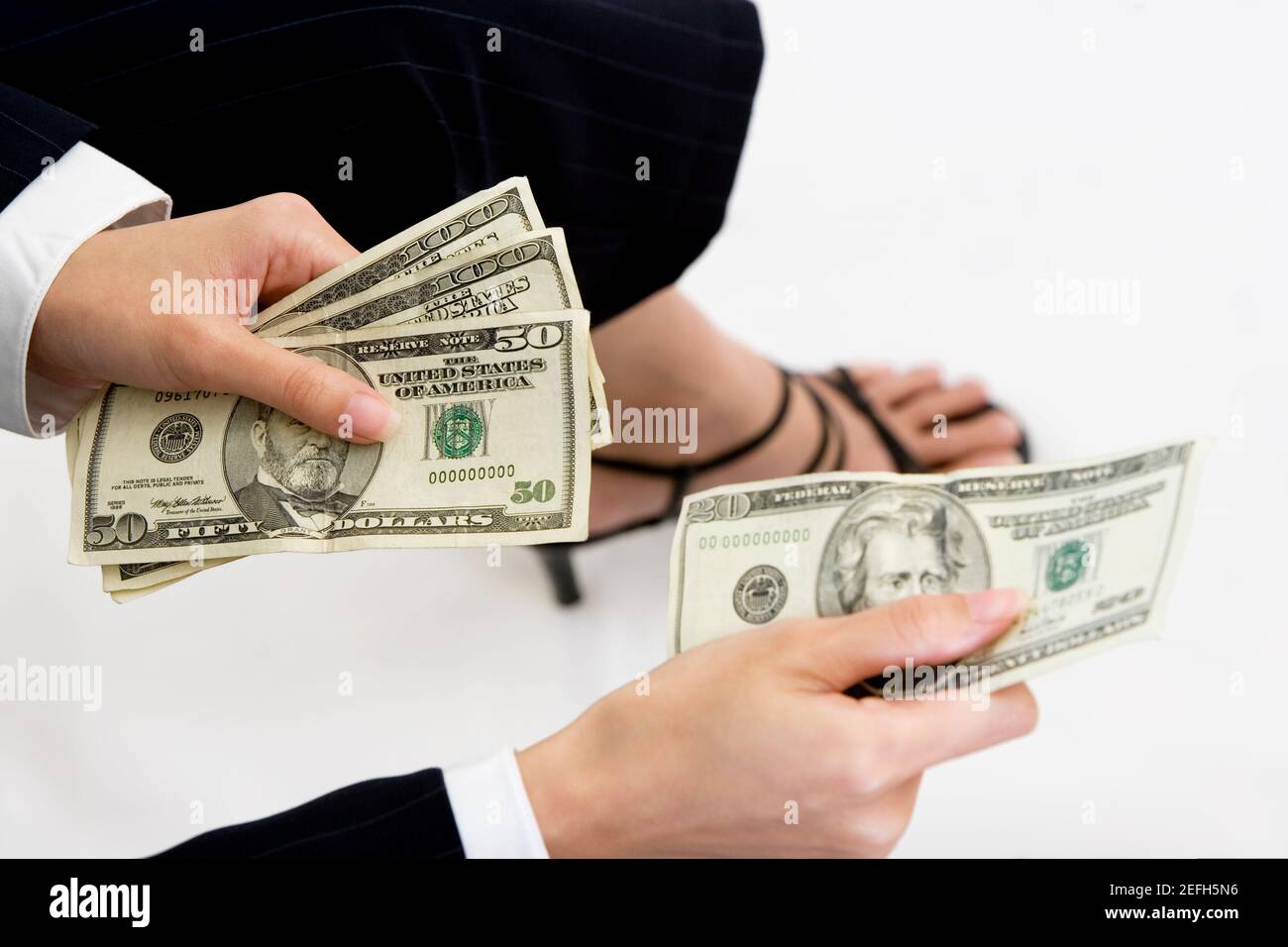 Gros plan d'une femme d'affaires qui donne une facture de 20 dollars Banque D'Images