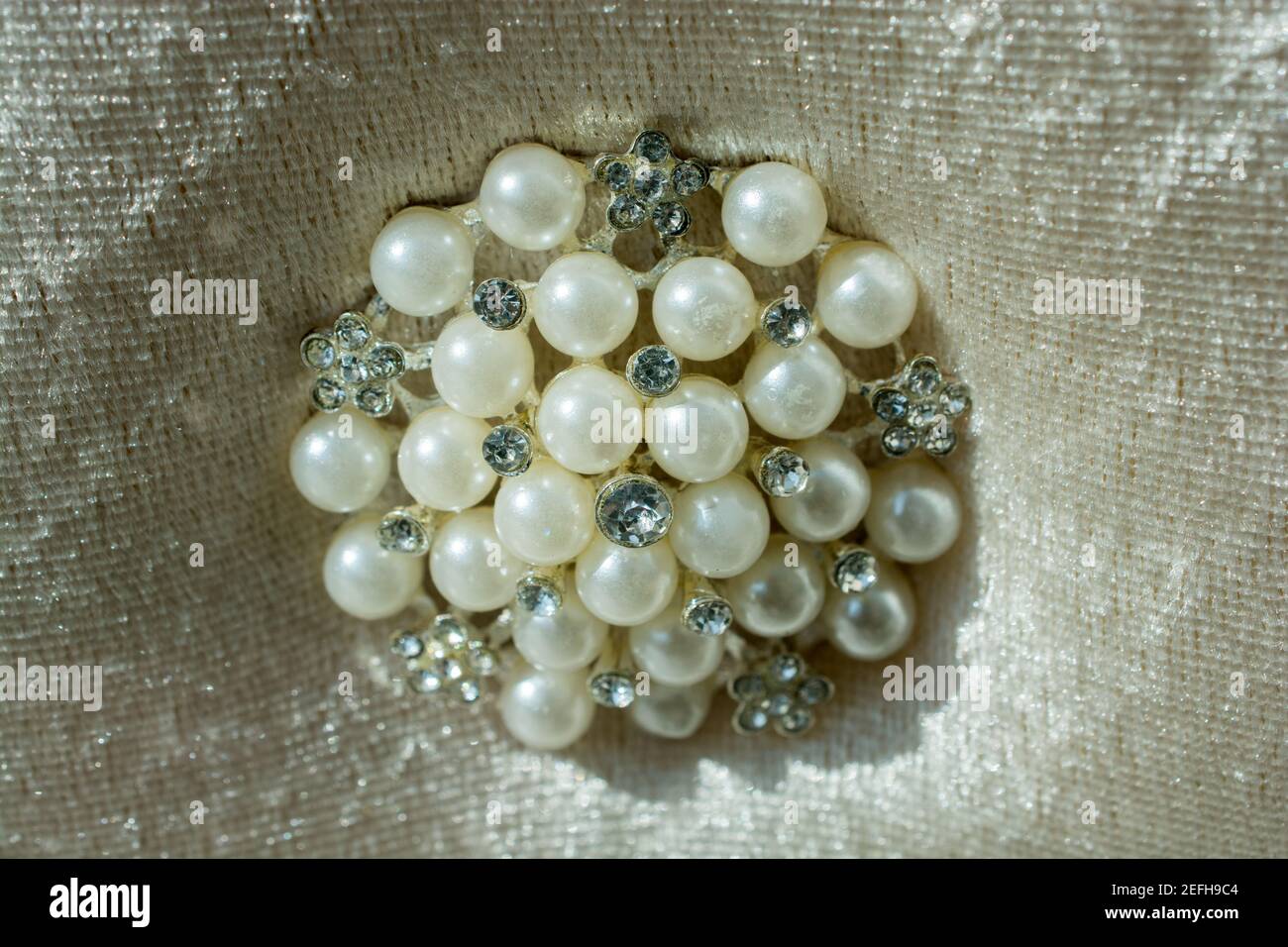 Belle broche avec perles et cristaux attachés à la brillante tissu Photo  Stock - Alamy