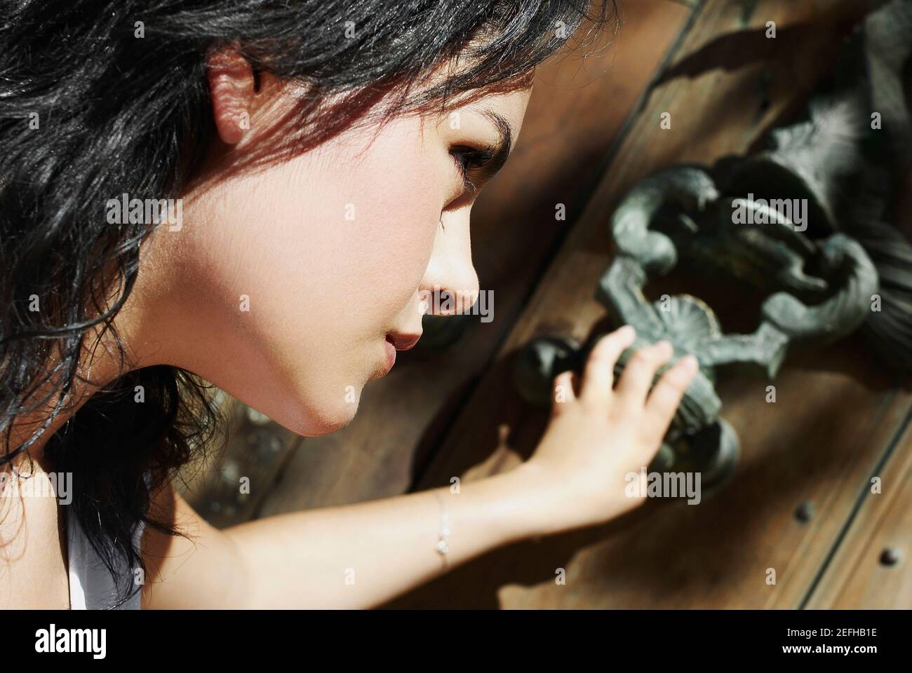 Gros plan d'une jeune femme tenant un porte-knock Banque D'Images