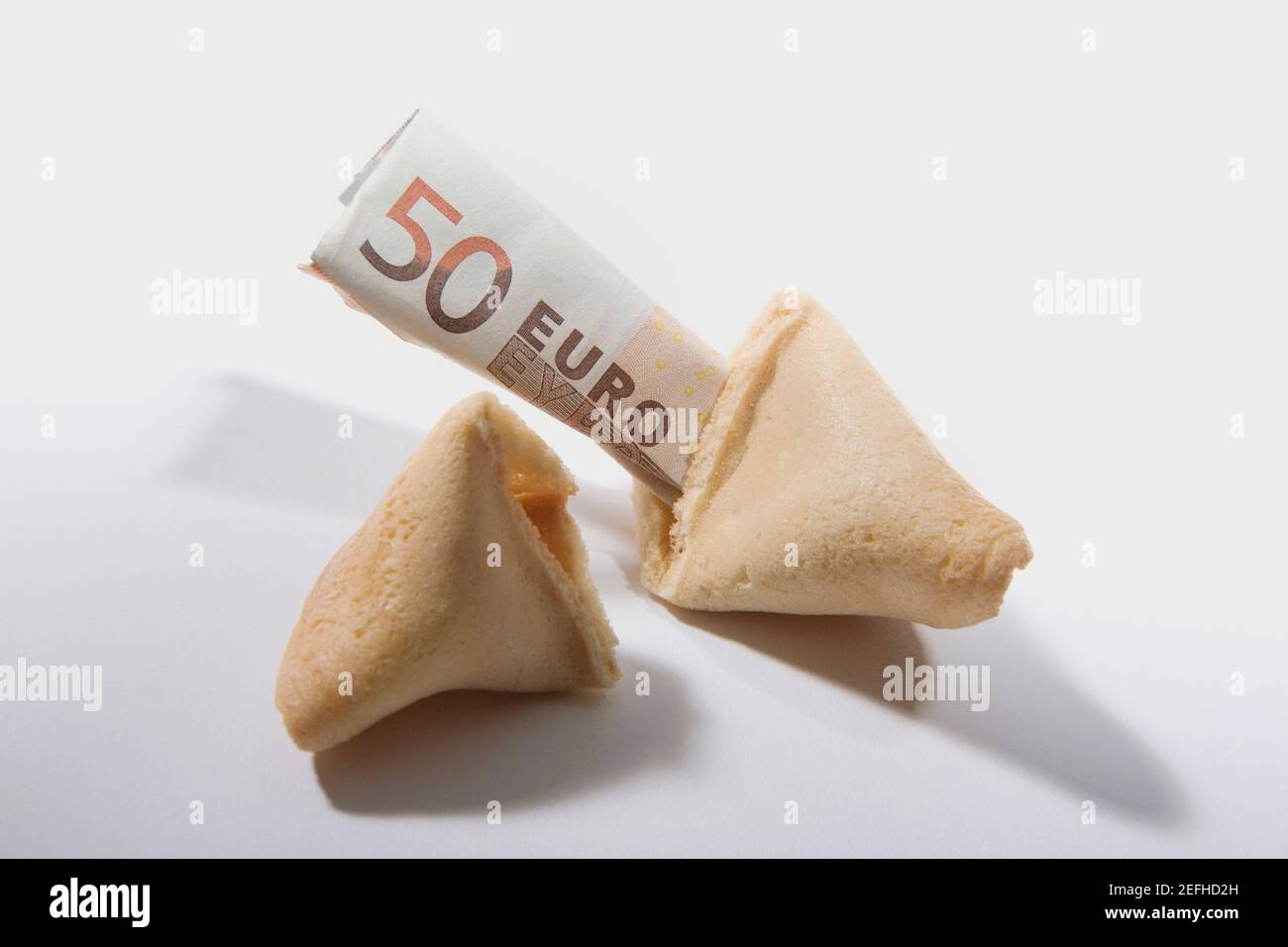 Gros plan d'un cookie de fortune cassé avec cinquante euros de dollars Banque D'Images