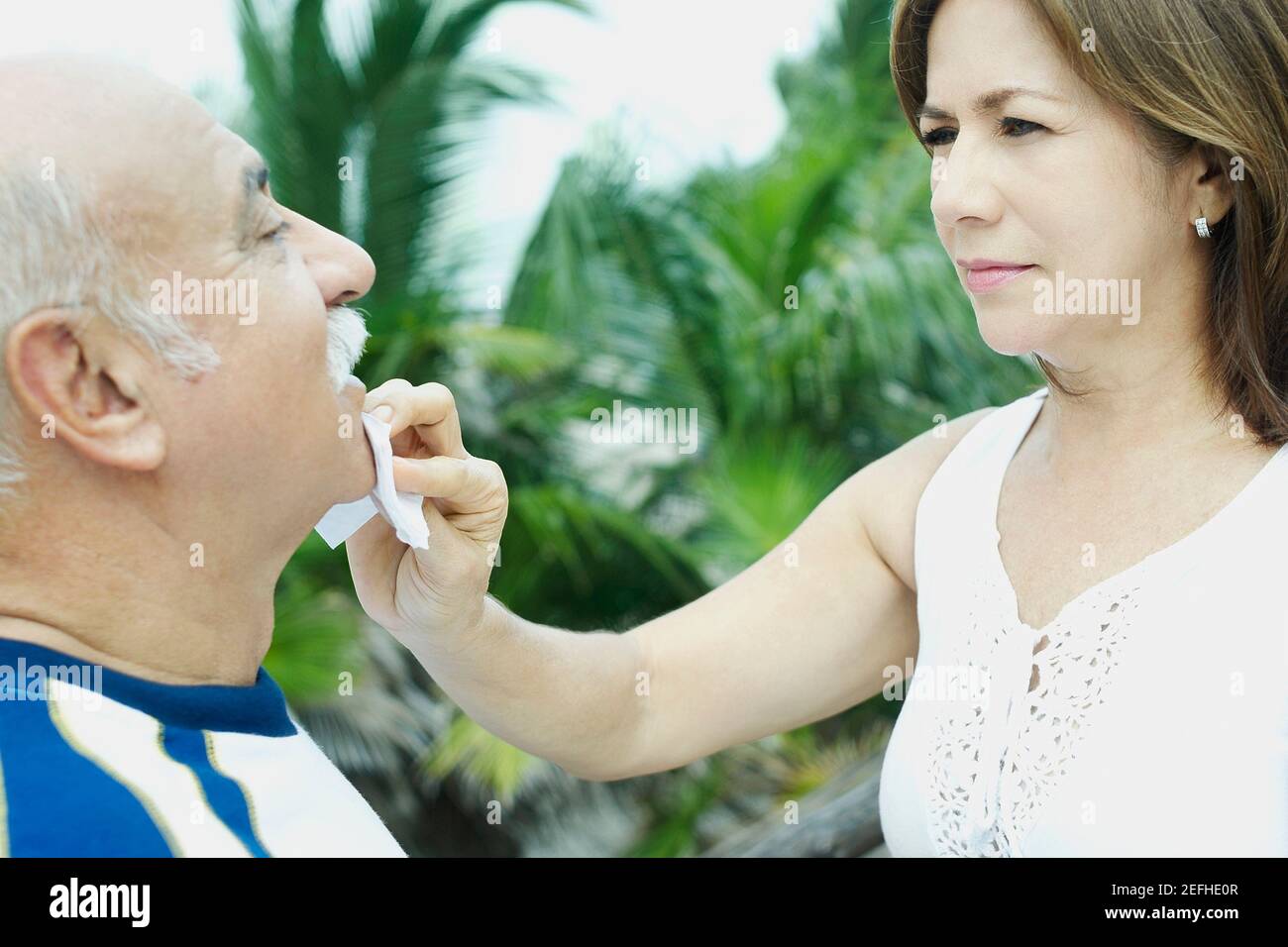 Gros plan d'une femme mûre essuyant un menton de manÅs mature Banque D'Images