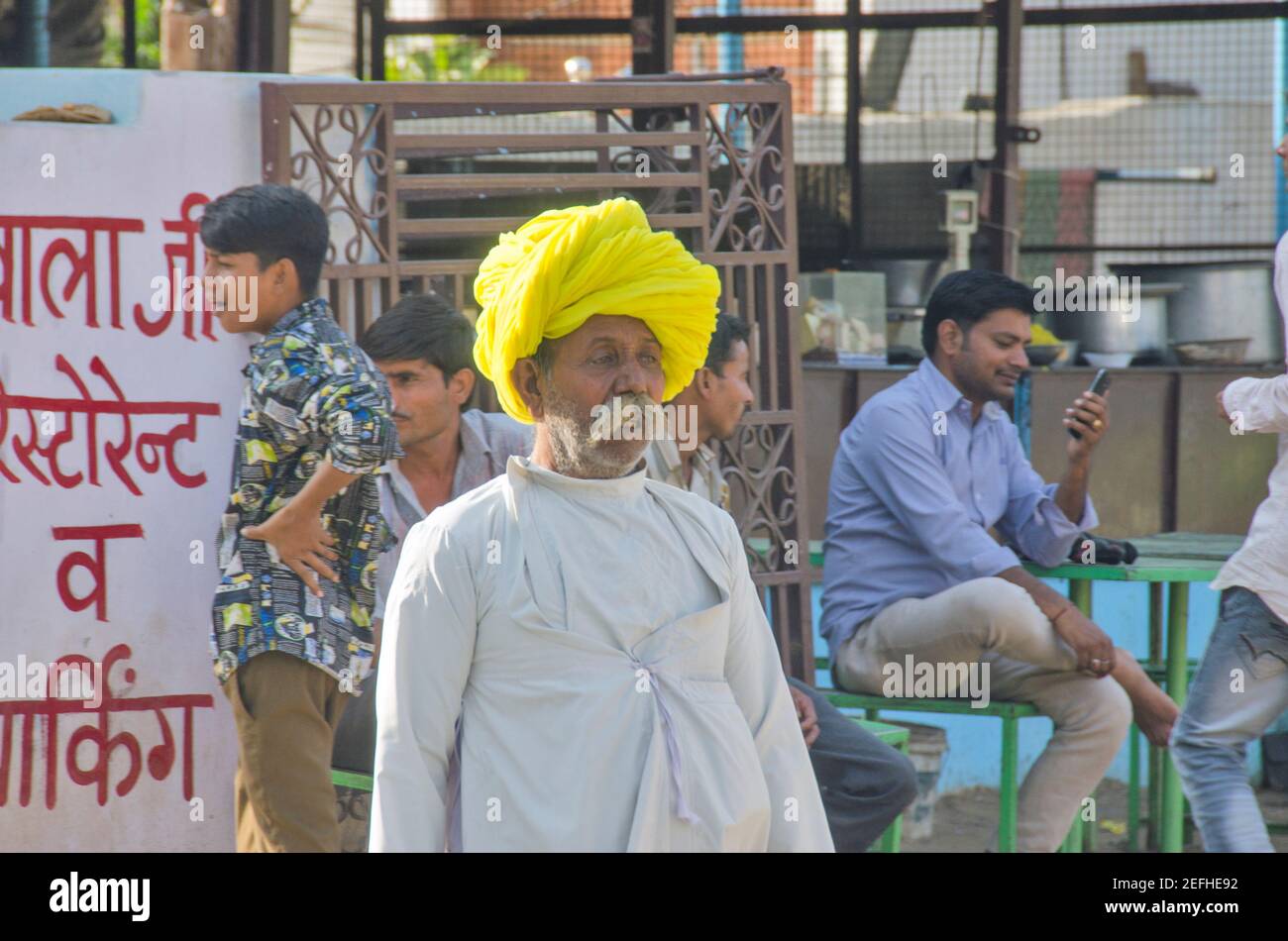 des hommes du rajasthani portant le turban jaune à pushkar rajasthan inde Banque D'Images