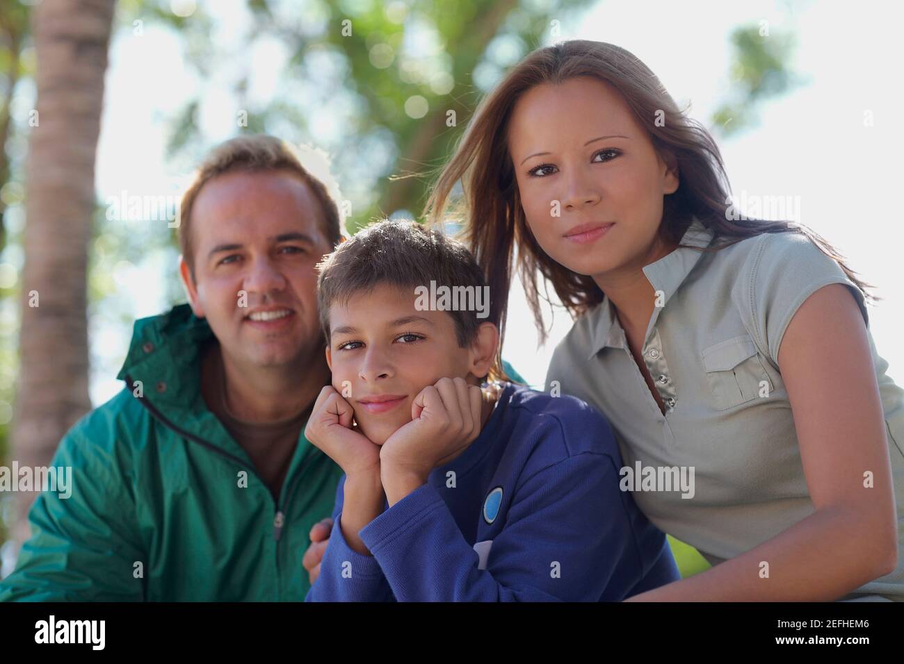 Portrait d'un homme adulte moyen et d'une jeune femme et leur fils Banque D'Images