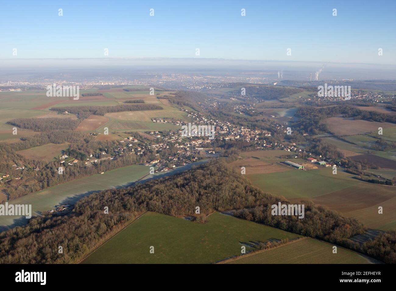 Vue aérienne de la commune de Vert et de la vallée de la Seine à l'horizon, dans le département des Yvelines (78930), région Ile-de-France, France - Janu Banque D'Images
