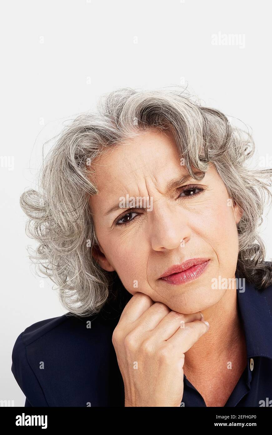 Portrait d'une femme mûre qui a l'air pensive Banque D'Images