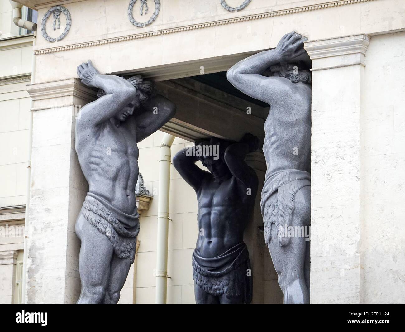 Saint-Pétersbourg, Russie. 05ème novembre 2019. Sculptures à la 'Nouvelle Hermitage', à Saint-Pétersbourg, sur la Neva. L'entrée est soutenue par 10 énormes figures de pierre. Credit: Jan Woitas/dpa-Zentralbild/ZB/dpa/Alay Live News Banque D'Images