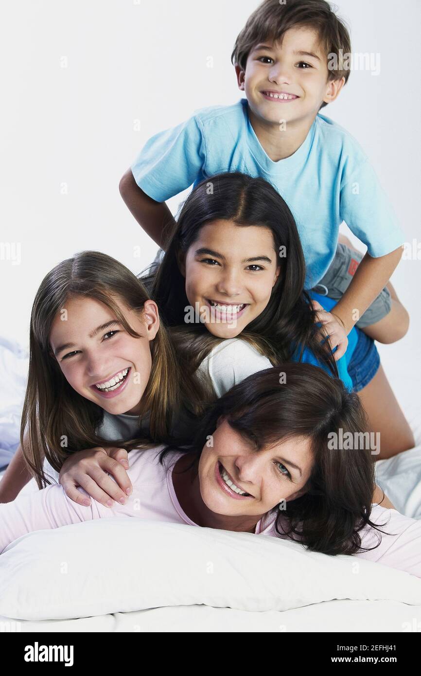 Portrait d'une femme mûre avec ses deux filles et fils Banque D'Images