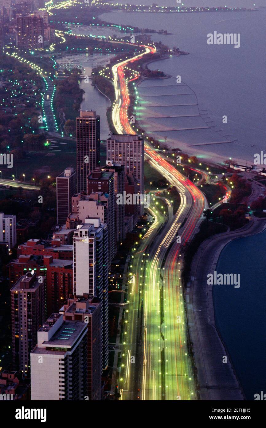 Vue aérienne des bâtiments le long d'une autoroute dans une ville, lac Michigan, Chicago, États-Unis Banque D'Images