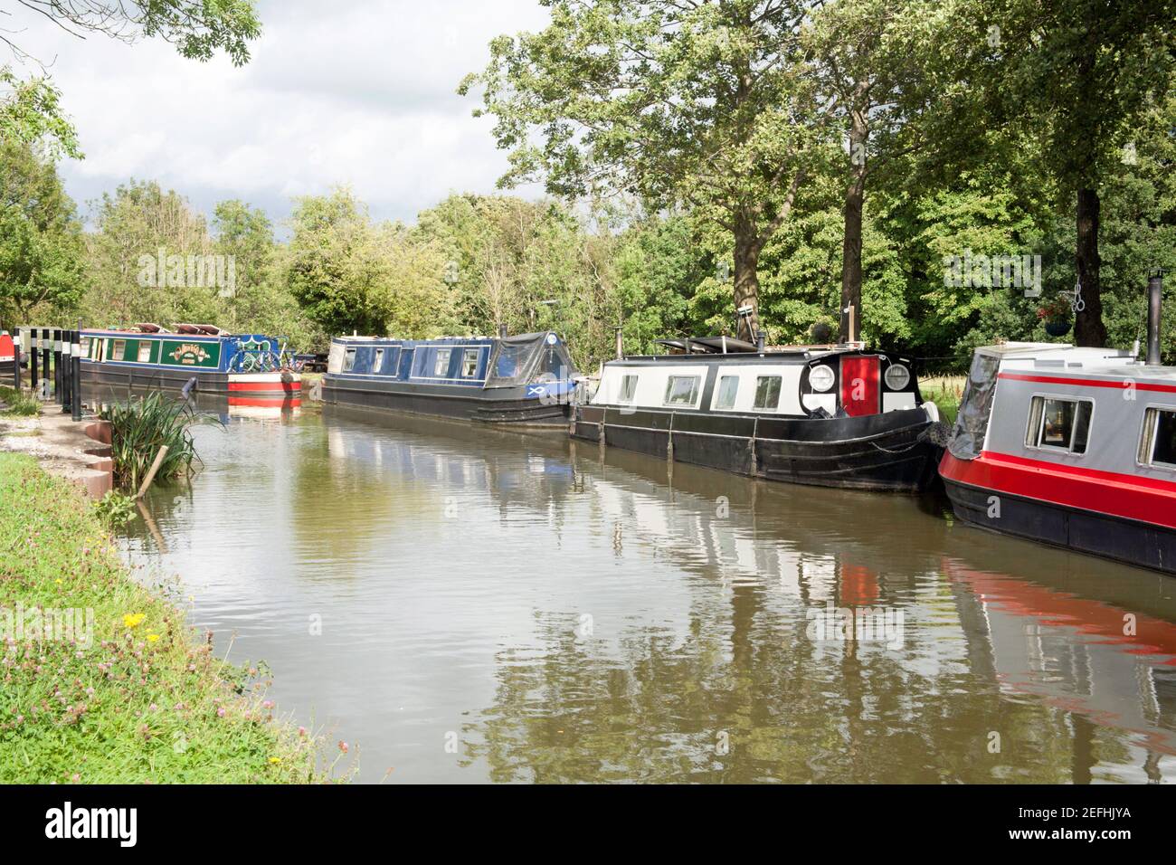 Des bateaux étroits amarrés sur le canal de Macclesfield plus haut Poynton Cheshire Angleterre Banque D'Images