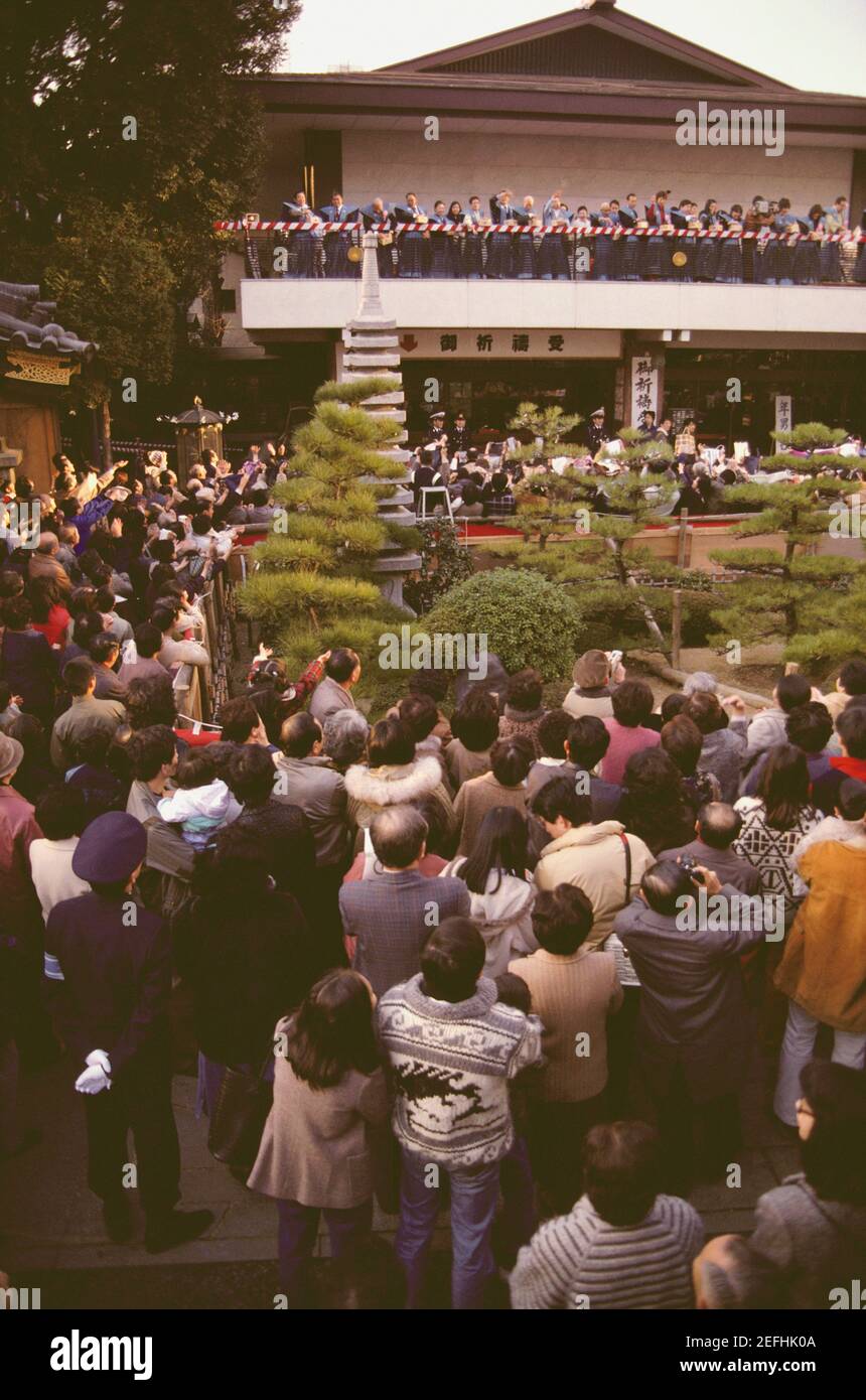 Vue panoramique d'un grand groupe de personnes célébrant le festival Setsubun, préfecture de Tokyo, Japon Banque D'Images
