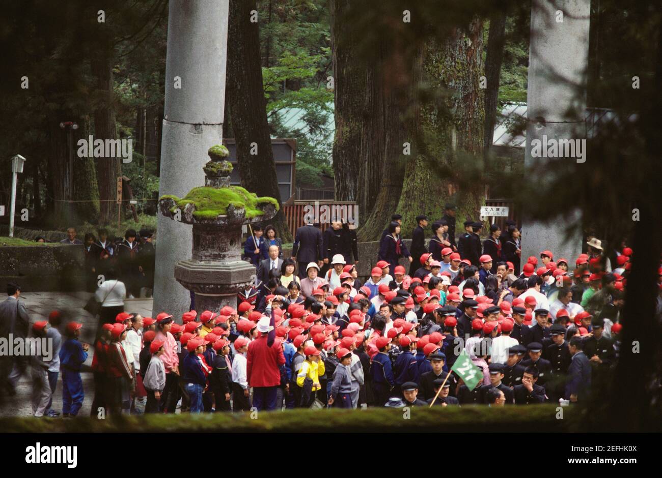 Groupe d'élèves d'un sanctuaire, Sanctuaire de Toshu-Gu, Nikko, Préfecture de Tochigi, Japon Banque D'Images