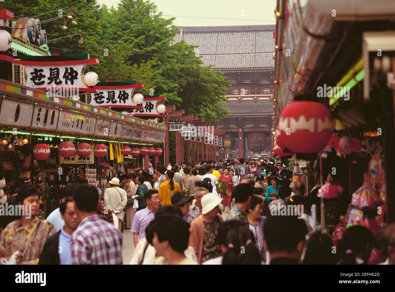 Groupe de personnes sur l'arcade d'un temple, Temple Asakusa Kannon, Asakusa, Préfecture de Tokyo, Japon Banque D'Images