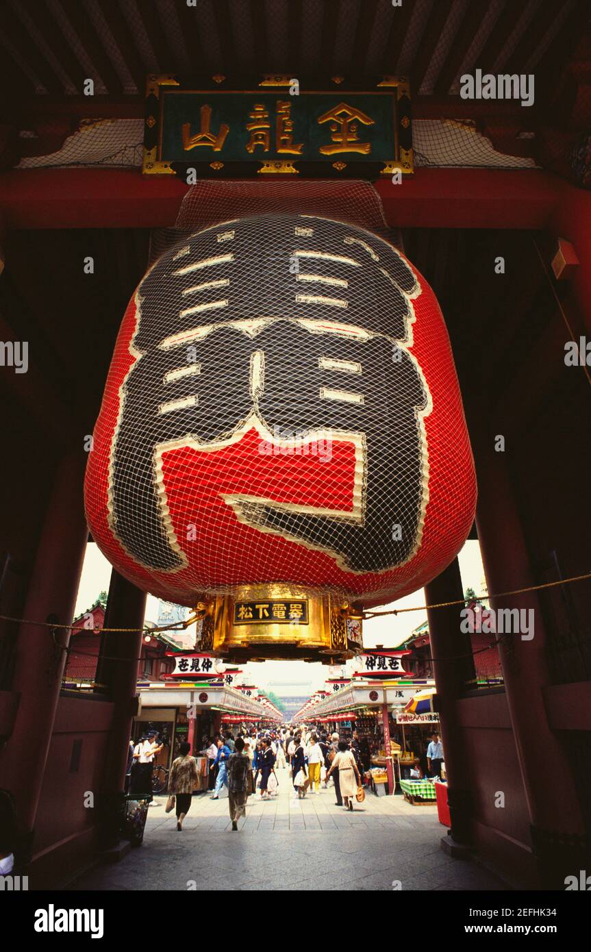 Lanterne japonaise accrochée à la porte d'un temple, porte de Kaminarimon, temple d'Asakusa Kannon, Asakusa, préfecture de Tokyo, Japon Banque D'Images