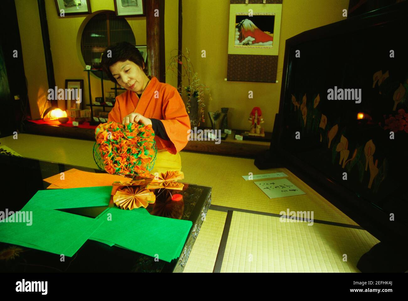 Femme mature qui fabrique des produits artisanaux à partir de papiers, Yunokuni-No-Mori, Komatsu, préfecture d'Ishikawa, Japon Banque D'Images