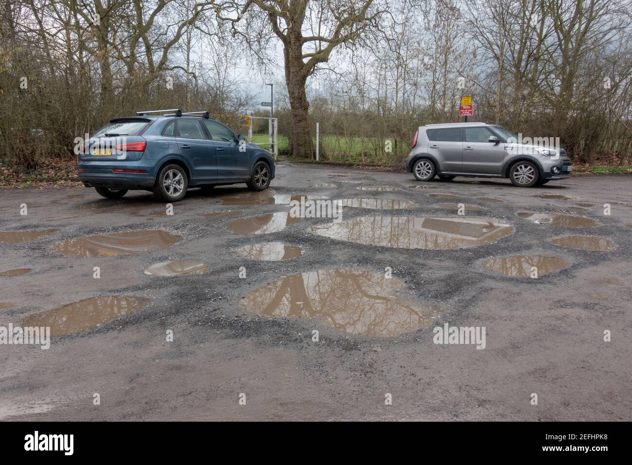 Trous de pot horribles dans le parking de Ham Street, Richmond, Royaume-Uni. Banque D'Images