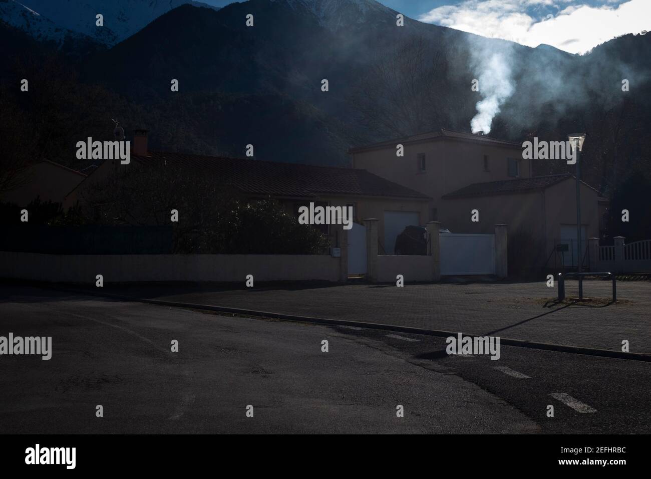 Pollution de l'air due à la combustion de bois domestique, France - la combustion de bois entraîne chaque année 400,000 décès prématurés en Europe, selon l'ENVI européenne Banque D'Images