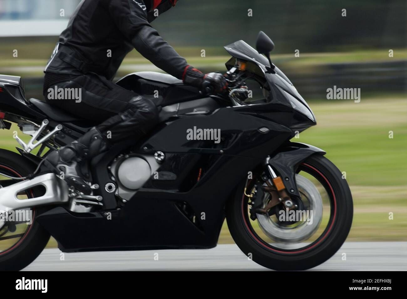 Profil latéral d'une personne conduisant une moto Banque D'Images
