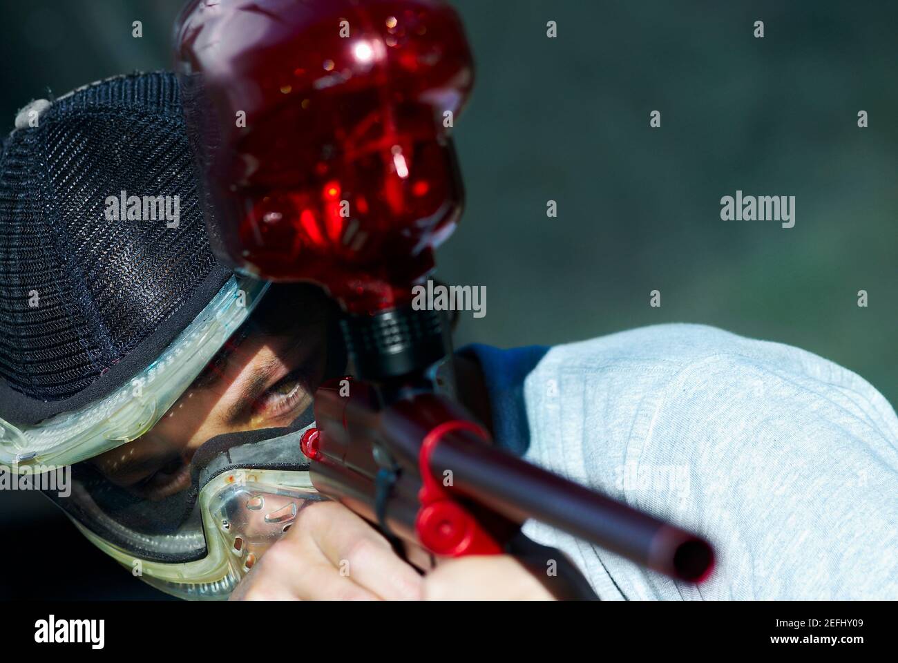 Gros plan d'un homme qui visse avec un pistolet à paintball Photo Stock -  Alamy