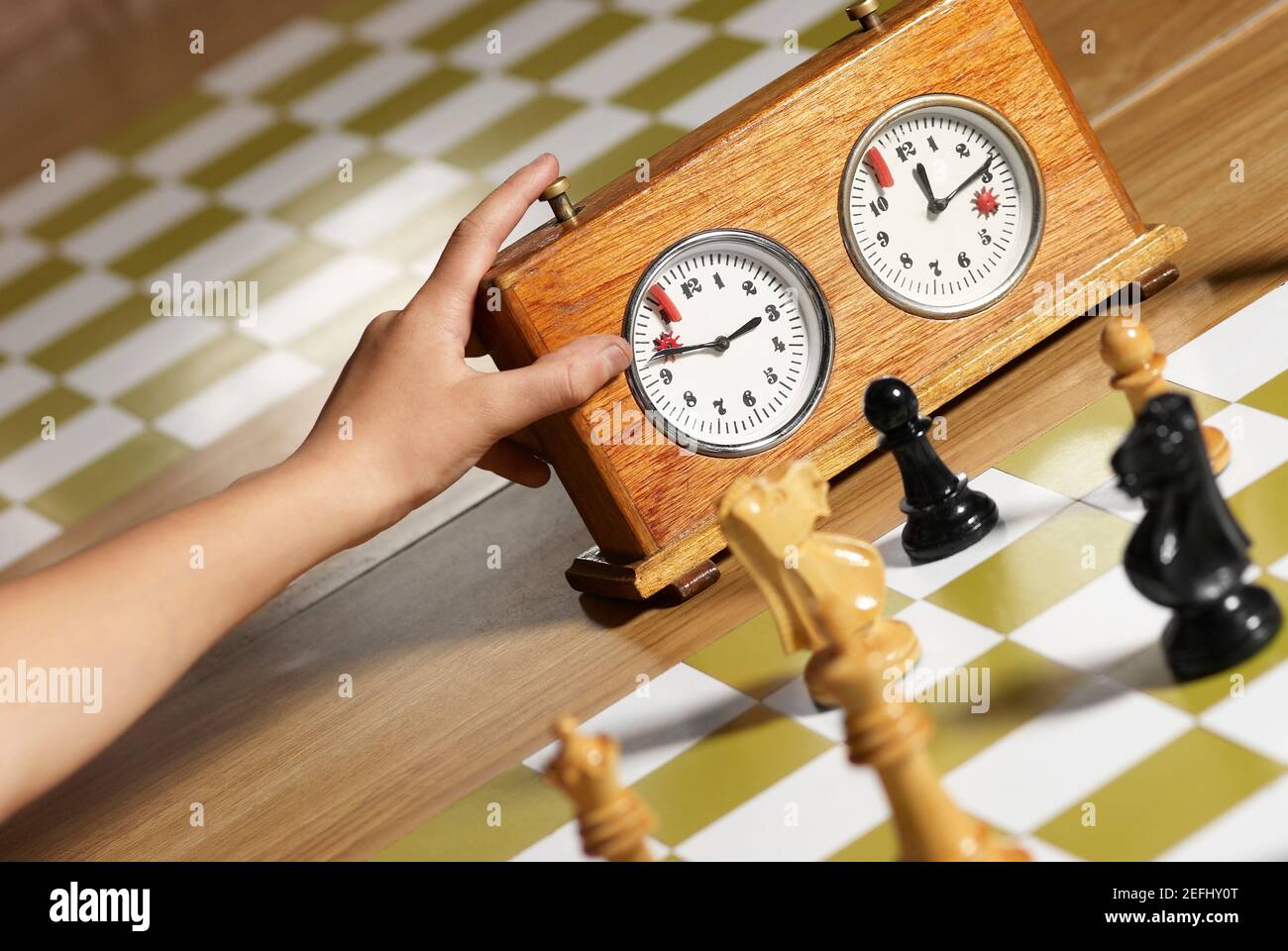 Gros up d'une main humaine en appuyant sur le bouton d'une échecs horloge  Photo Stock - Alamy