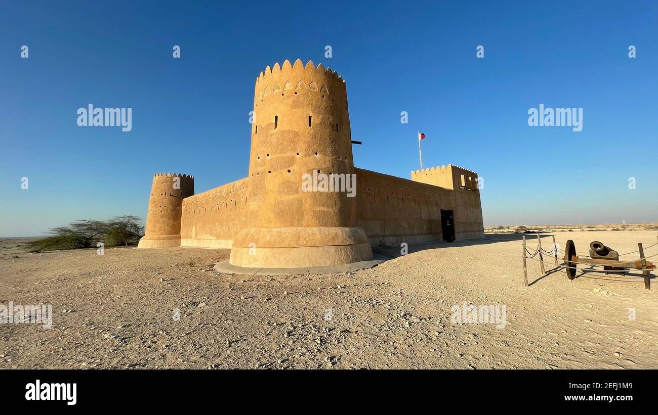 Fort historique reconstruit de Zubarah (Al Zubara) Au nord-est des déserts du Qatar sur le Bord du golfe Persique par une belle journée d'été Banque D'Images