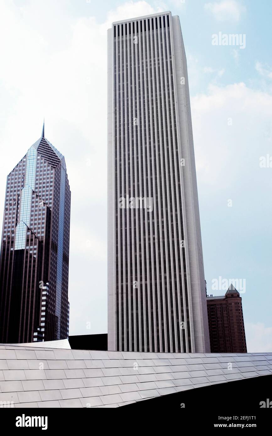 Vue à angle bas des gratte-ciels d'une ville, Aon Center et Two Prudential Plaza, Chicago, Illinois, États-Unis Banque D'Images