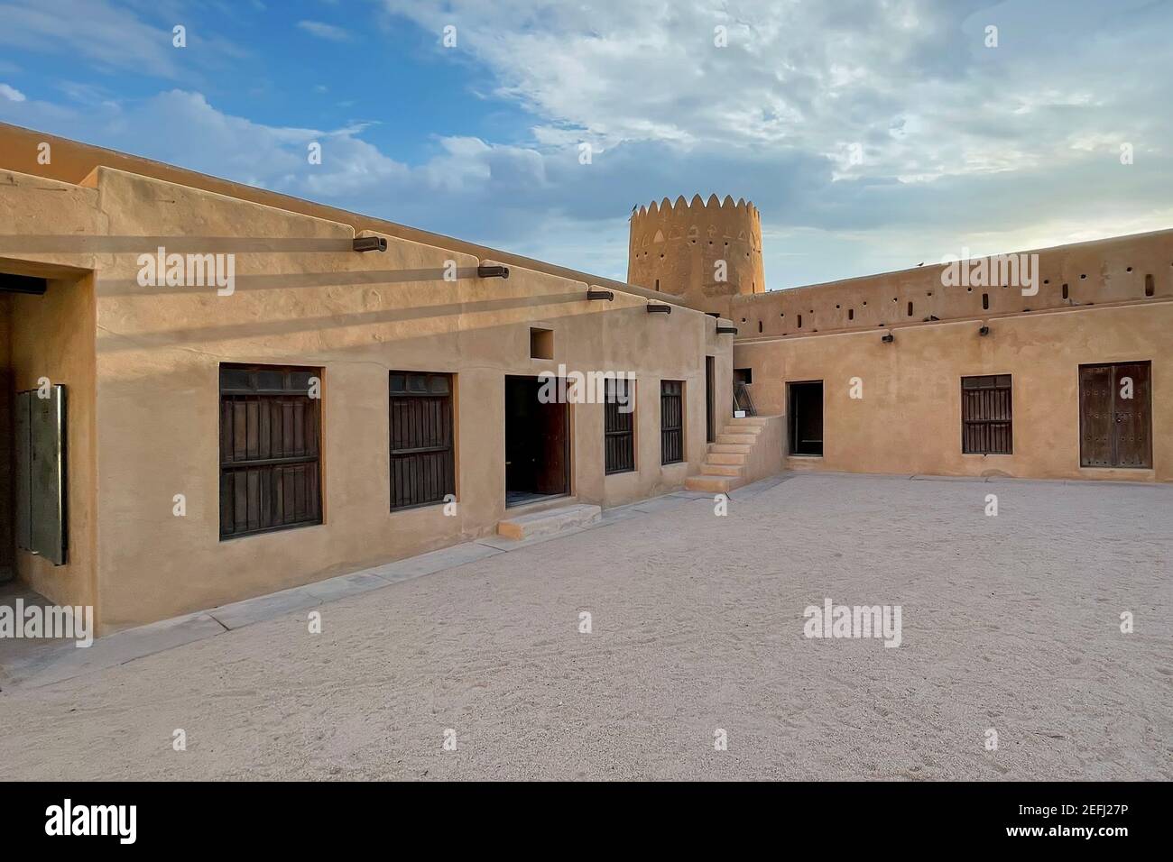 Fort historique reconstruit de Zubarah (Al Zubara) Au nord-est des déserts du Qatar sur le Bord du golfe Persique par une belle journée d'été Banque D'Images