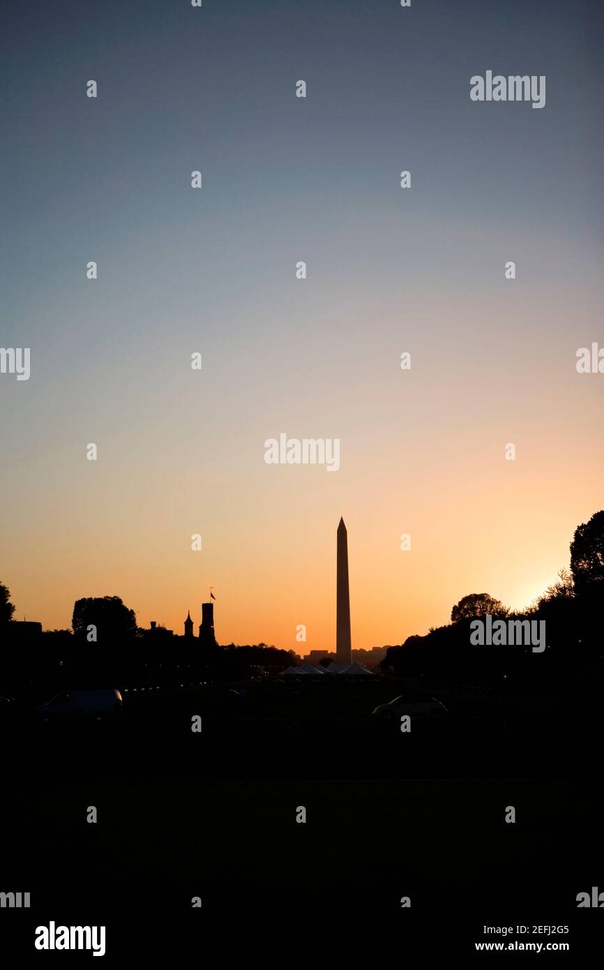 Silhouette du Washington Monument dans le lointain, Washington DC, Etats-Unis Banque D'Images