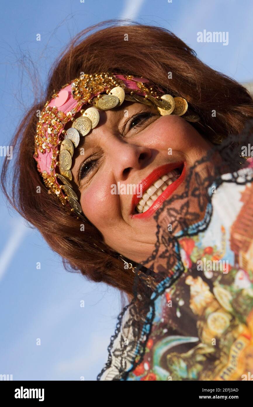 Low angle view of a young woman smiling Banque D'Images