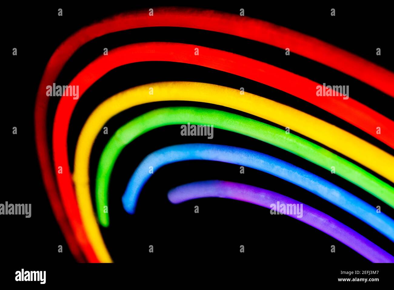 Gros plan sur un symbole de fierté gay illuminant les néons Banque D'Images