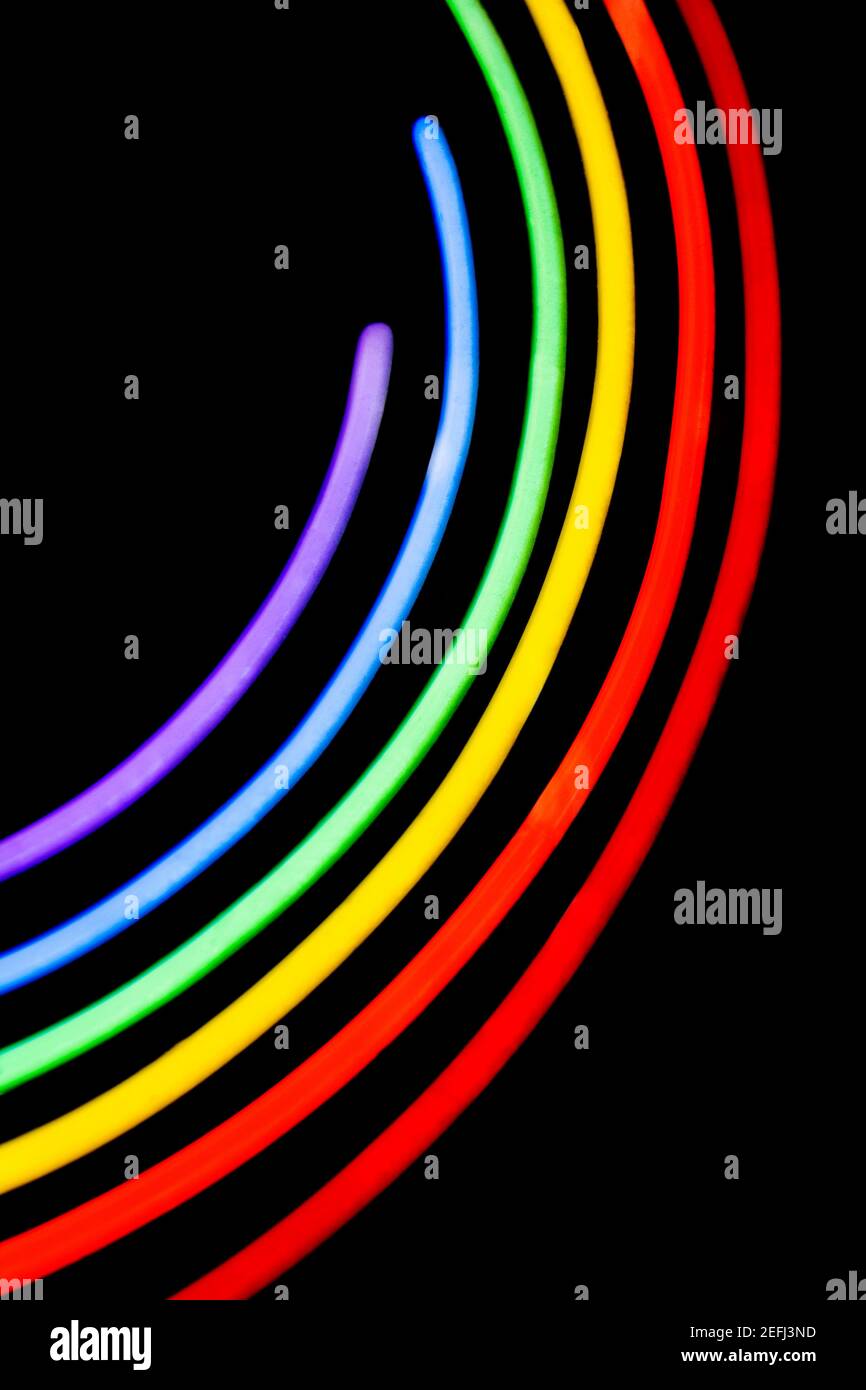 Gros plan sur un symbole de fierté gay illuminant les néons Banque D'Images