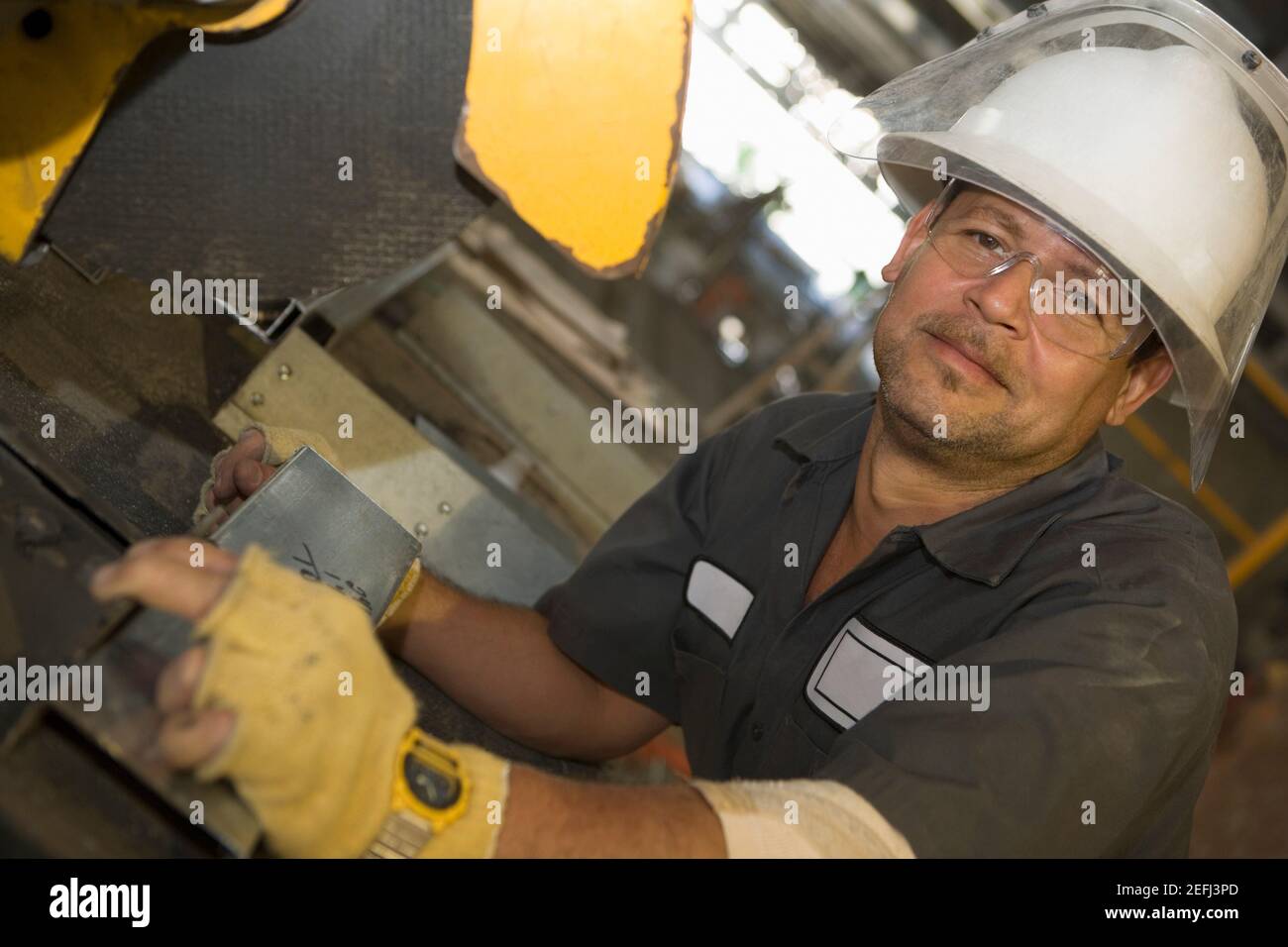 Portrait d'un ouvrier de la construction travaillant Banque D'Images