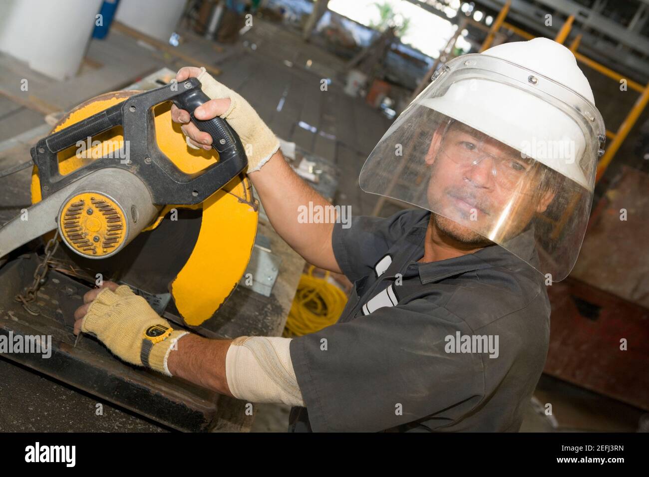 Portrait d'un ouvrier de la construction travaillant Banque D'Images
