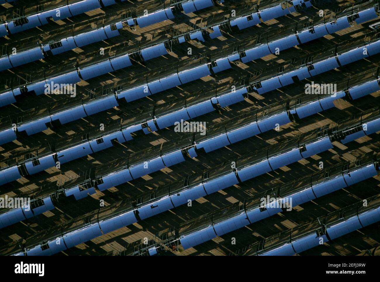 L'énergie solaire via des miroirs paraboliques, Daggett, Californie Banque D'Images