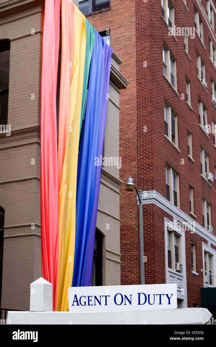 Vue à angle bas d'un drapeau arc-en-ciel suspendu sur un bâtiment Banque D'Images