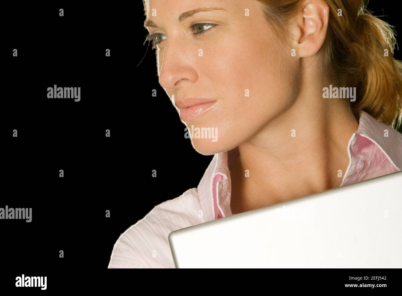 Gros plan d'une femme d'affaires avec un ordinateur portable Banque D'Images
