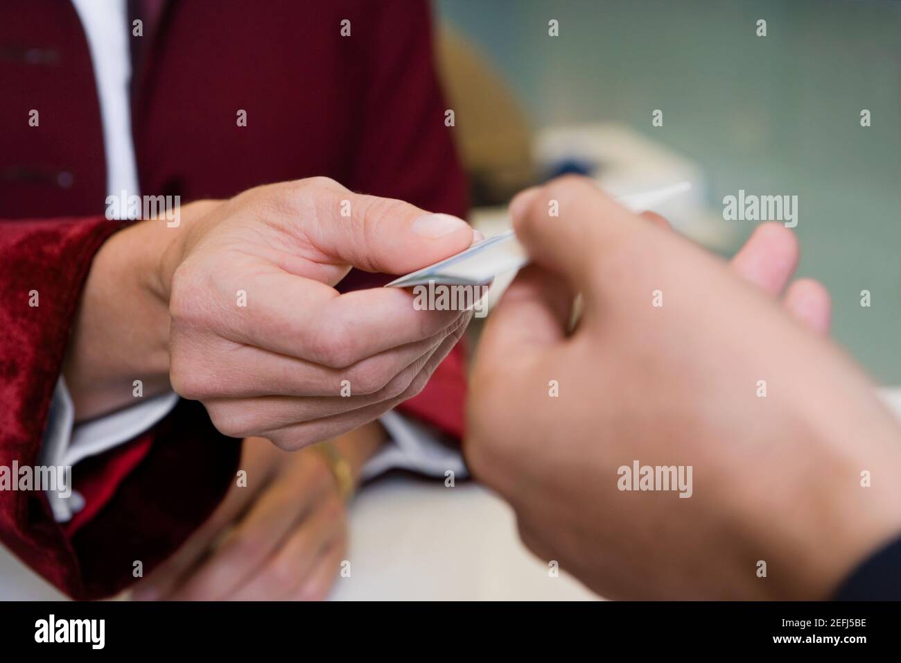 La main du RécepteursVen donnant la clé à un client Banque D'Images