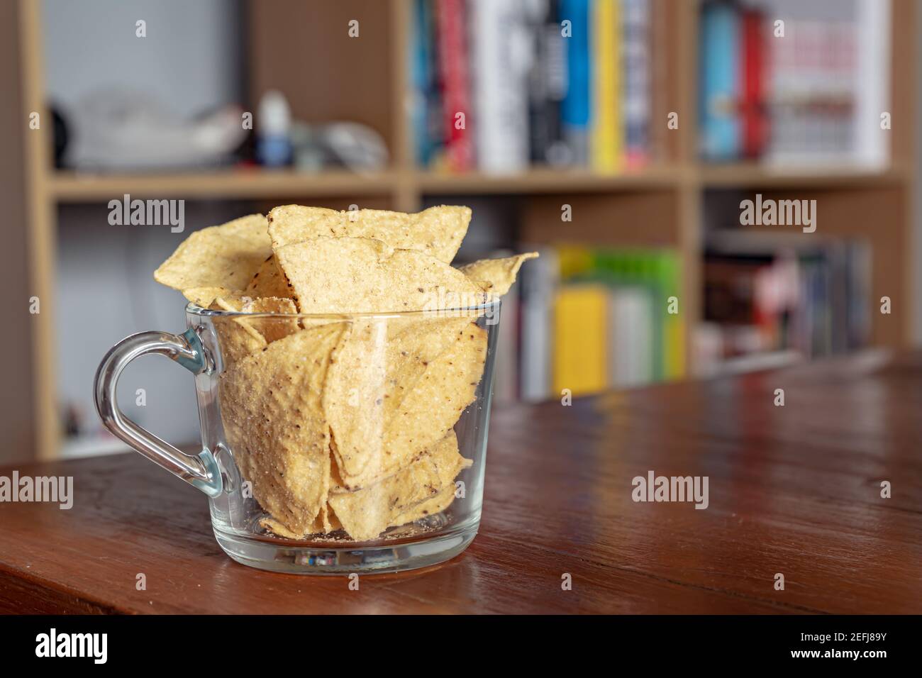Croustilles tortillas dans une tasse en verre Banque D'Images