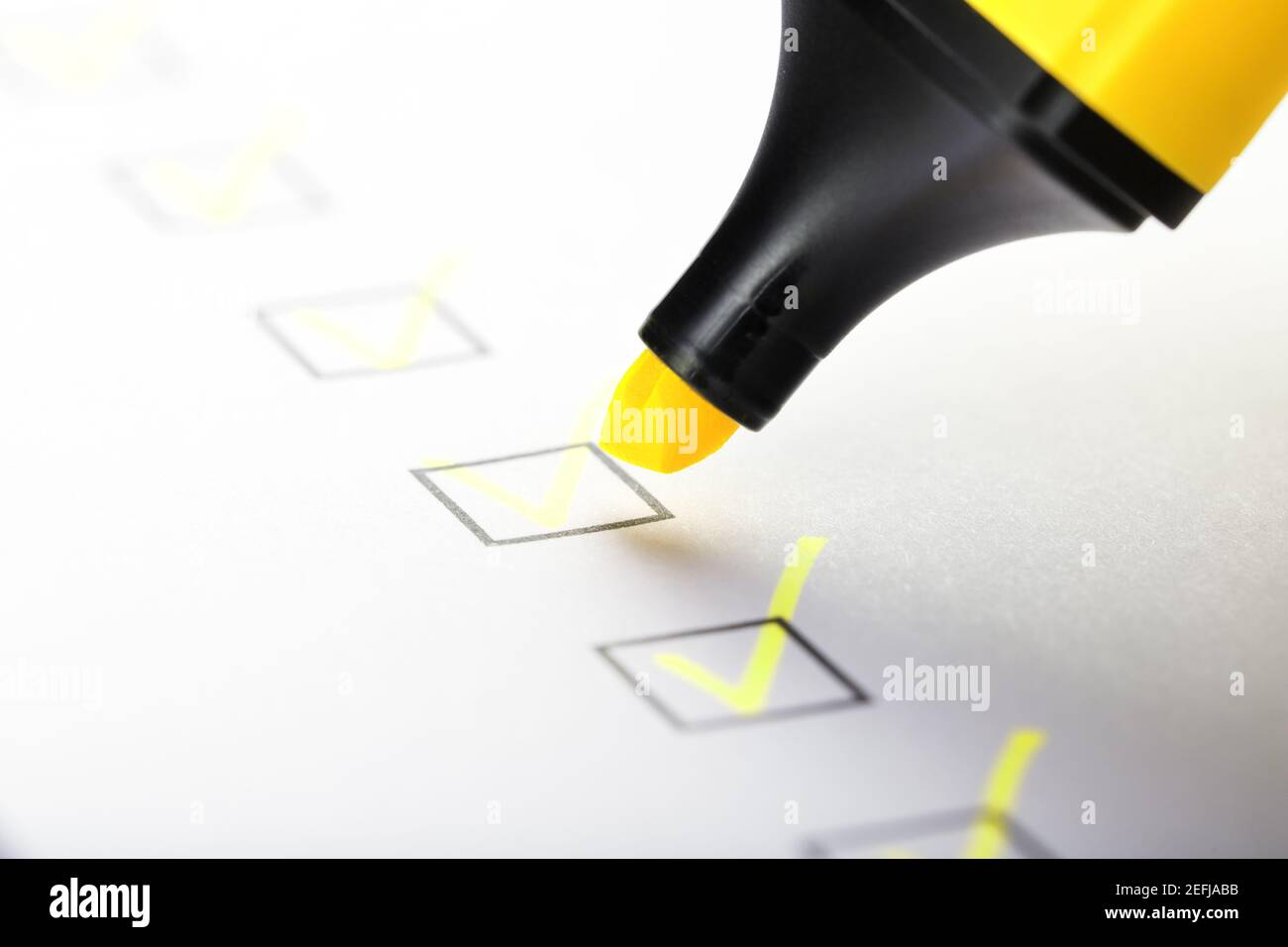 Marqueur jaune avec marqueurs sur la feuille de liste de contrôle. Concept de la tâche terminée de la liste de contrôle. Banque D'Images
