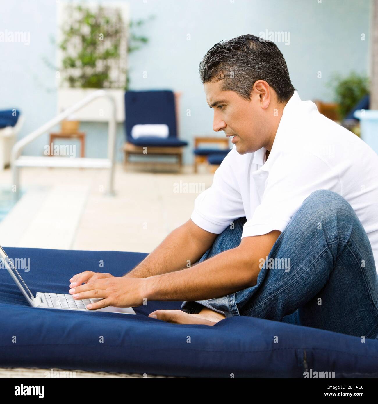 Portrait of a Mid adult woman using a laptop Banque D'Images