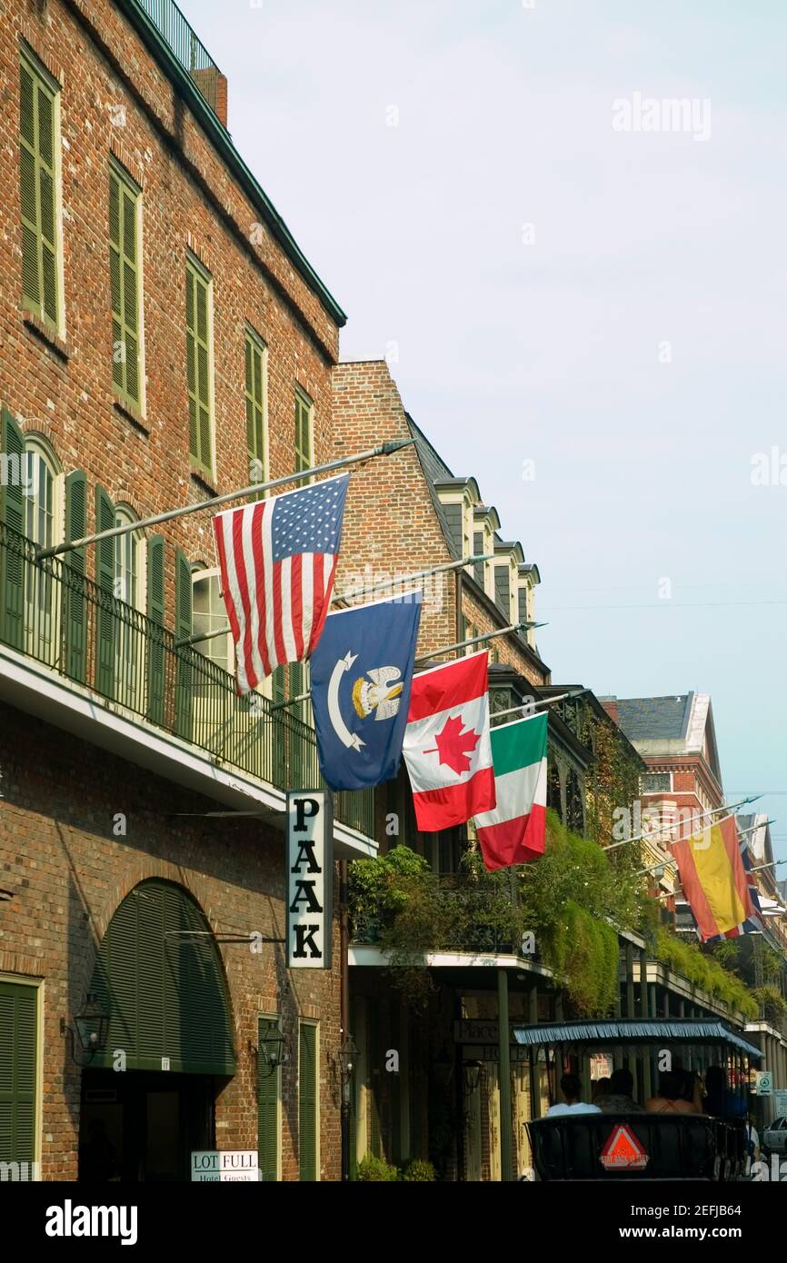 Drapeaux nationaux sur les balcons des bâtiments, la Nouvelle-Orléans, Louisiane, États-Unis Banque D'Images