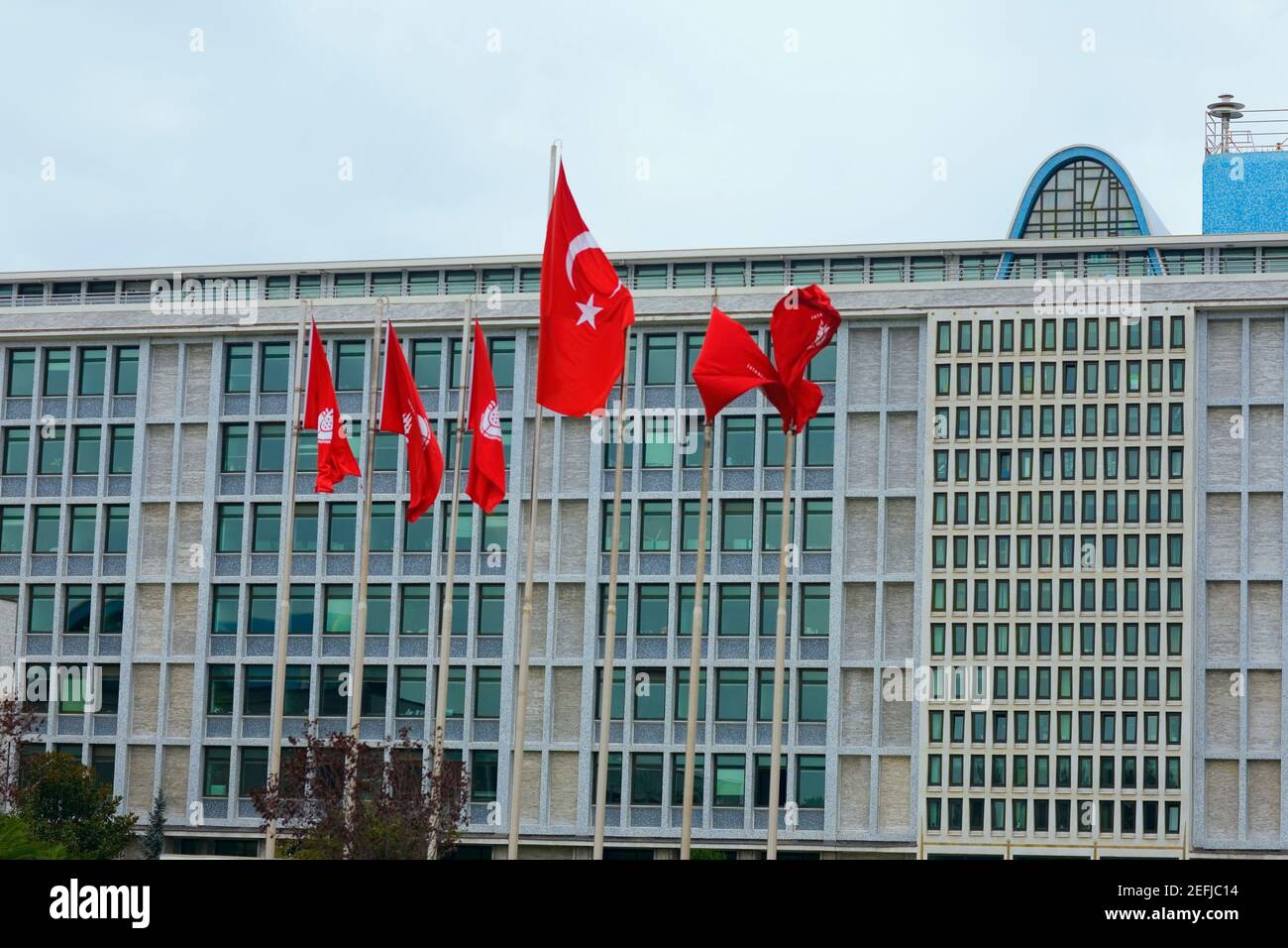 Drapeaux turcs devant un bâtiment, Istanbul, Turquie Banque D'Images