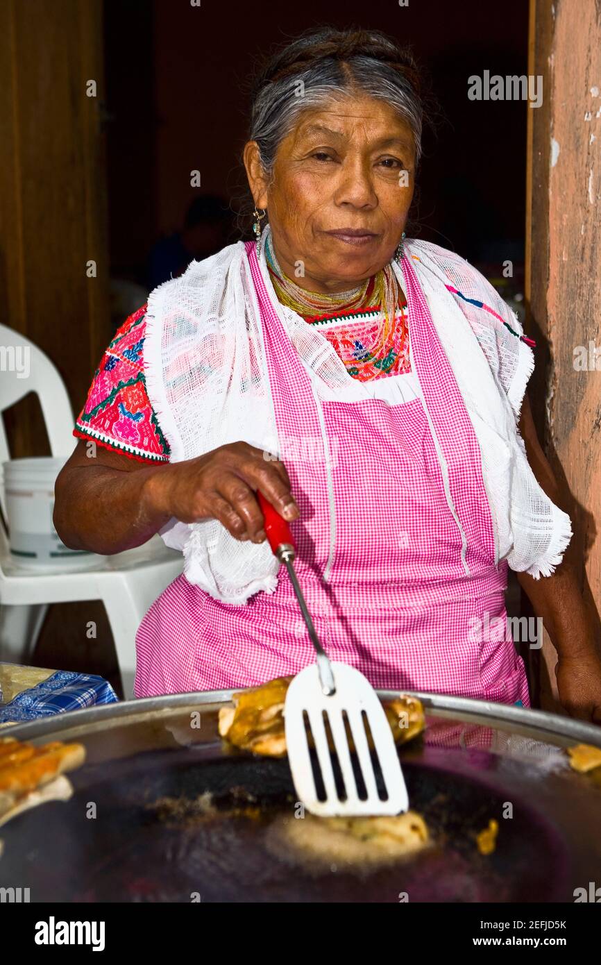 Portrait d'une femme de cuisine, Cuetzalan, état de Puebla, Mexique Banque D'Images